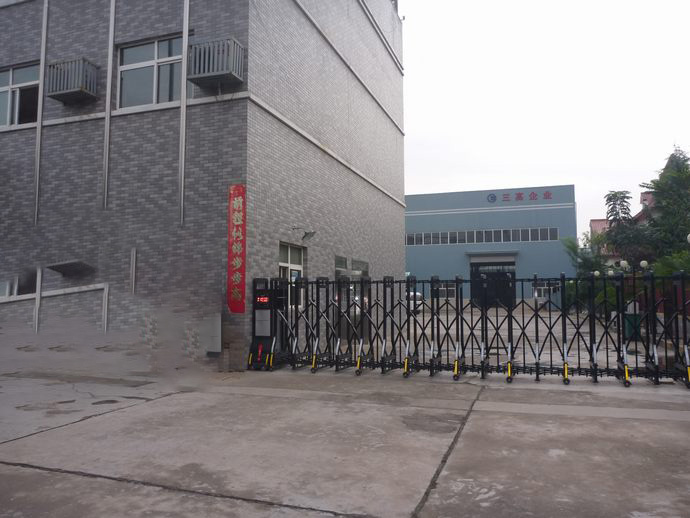 防风行无轨电动伸缩门