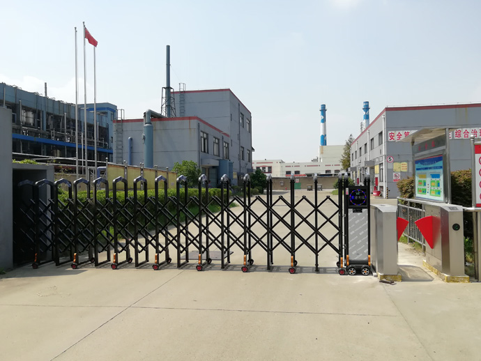 企业门口选用无轨伸缩门